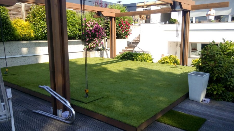 Moderne Terrassengestaltung mit Holzoptik am Pool