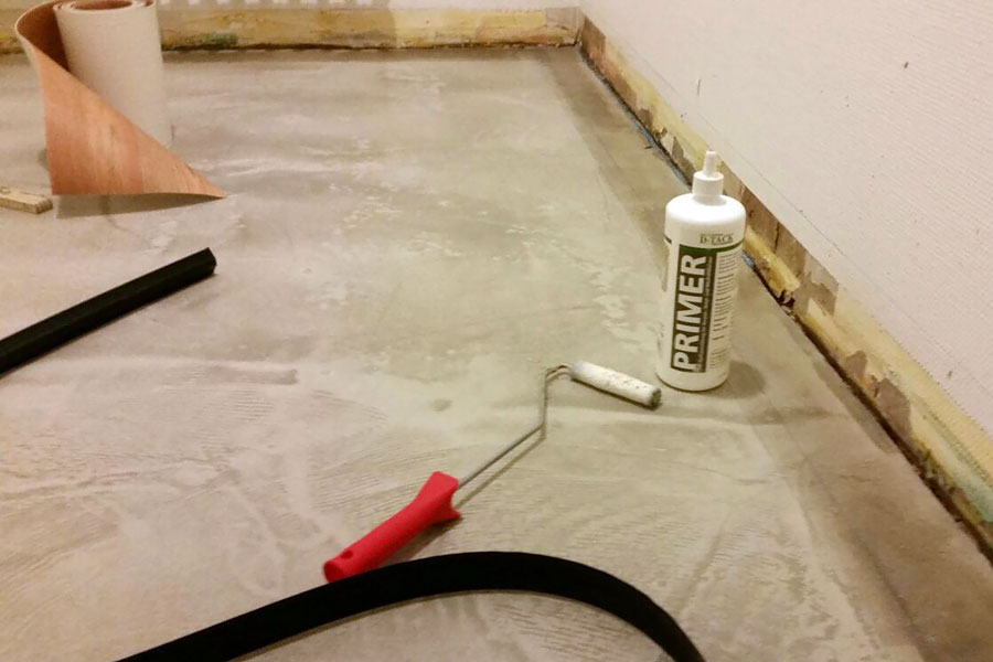 Heterogener PVC–Belag in Holzoptik verlegt. Sockel wannenförmig ausgebildet und Fugen thermisch verschweißt.