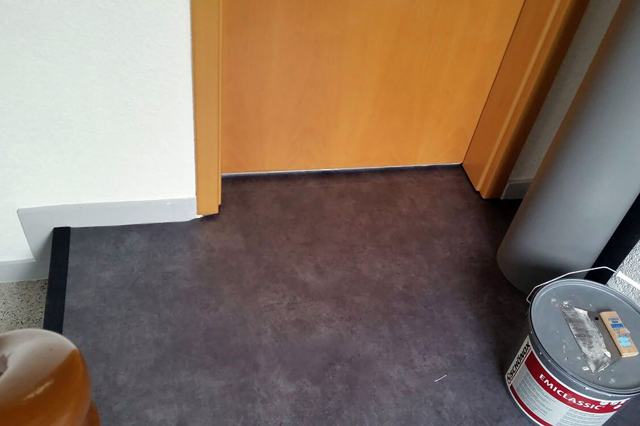 Treppenhaus und Podeste mit einem PVC–Belag verschönert