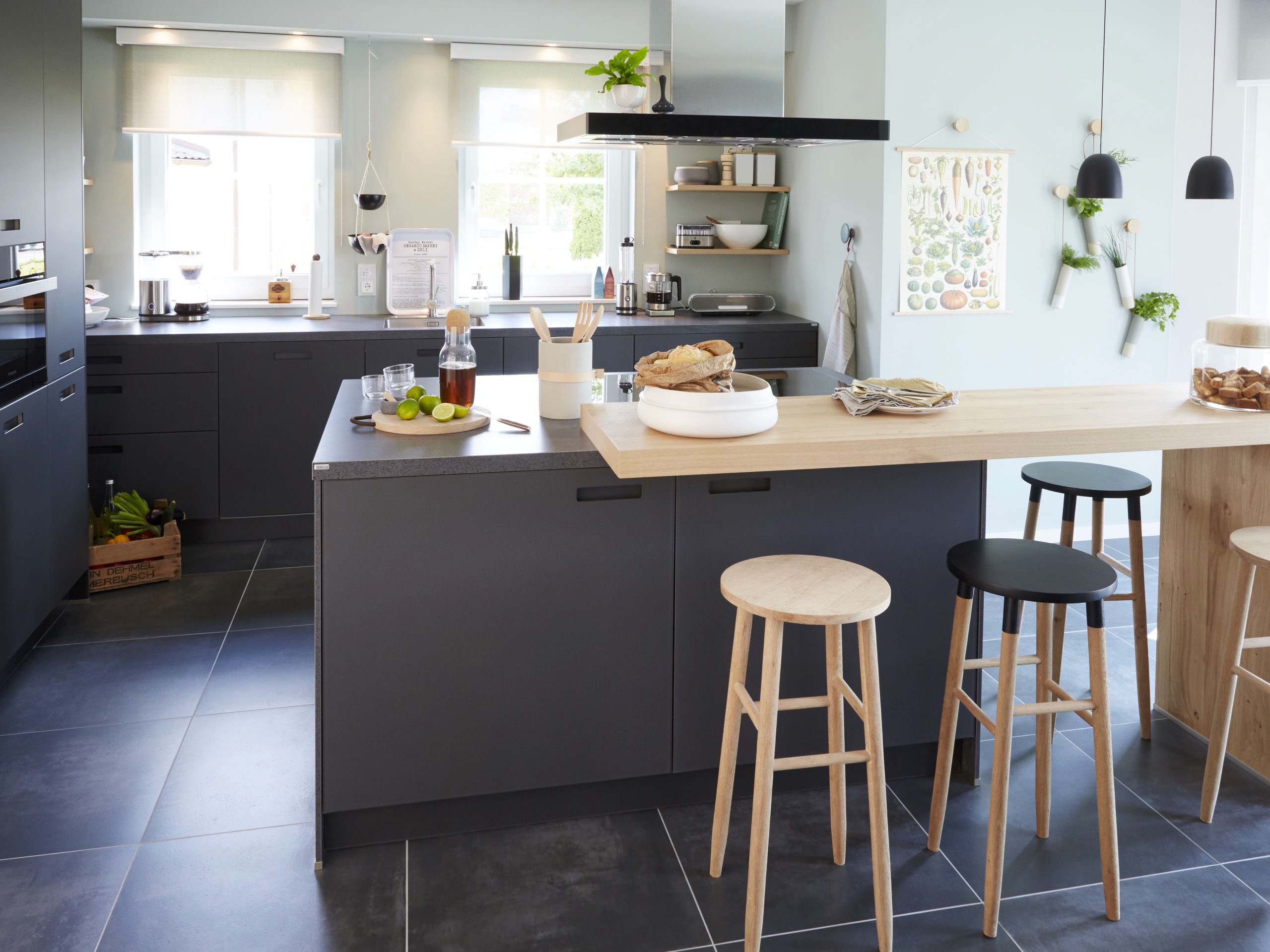 Rollo zur Lichtregulierung am Fenster