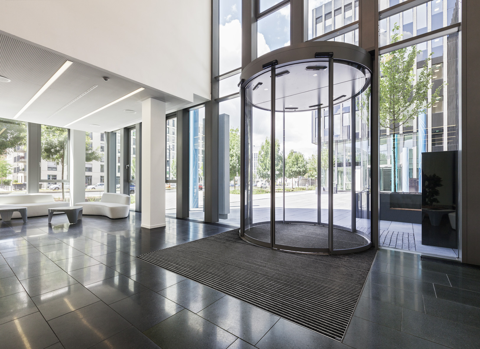 Professionelle Schmutzfangmatte im Eingangsbereich