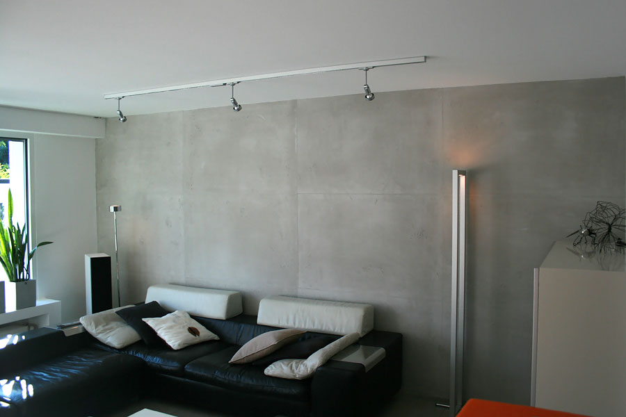 Perspektivische Ansicht einer Sichtbeton-Wand mit moderner Beleuchtung.