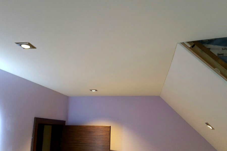 Holzdecke und Schräge im Badezimmer in 2 Etappen inkl. Beleuchtung fertig gestellt.