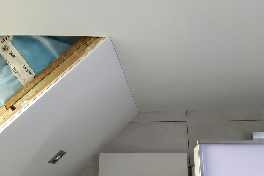 Holzdecke und Schräge im Badezimmer in 2 Etappen inkl. Beleuchtung fertig gestellt.