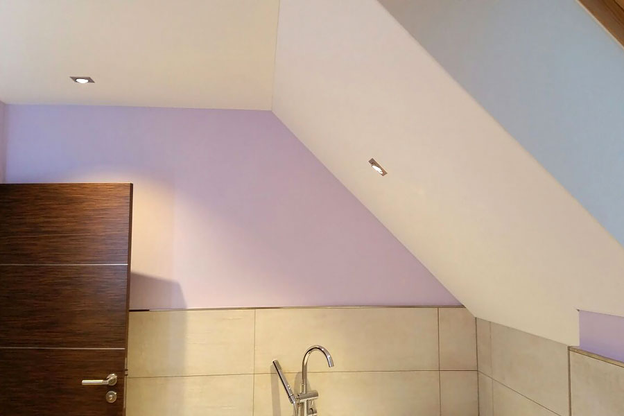 Holzdecke und Schräge im Badezimmer in 2 Etappen inkl. Beleuchtung fertig gestellt.