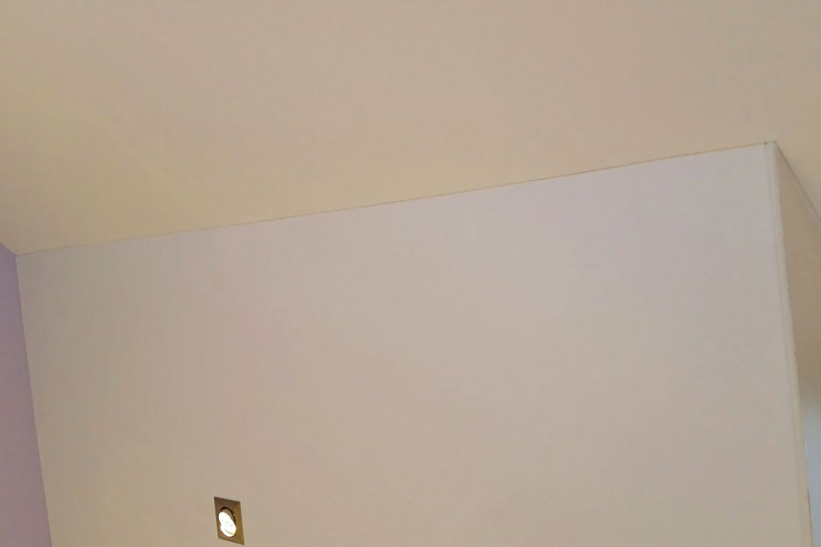 Holzdecke und Schräge im Badezimmer in 2 Etappen inkl. Beleuchtung fertig gestellt