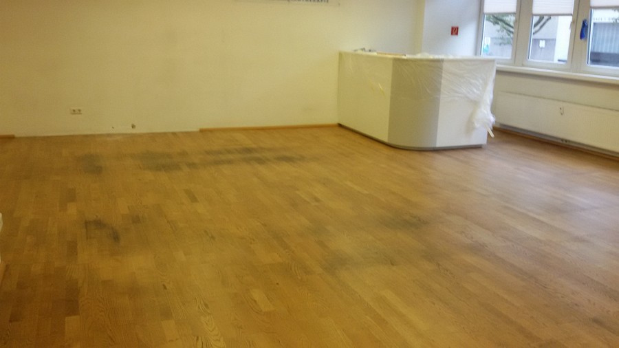 Stark verschmutztes Parkett mehrmals geschliffen und neu geölt – 120 m² Ausführungszeit von Freitagabend bis Sonntagmittag!