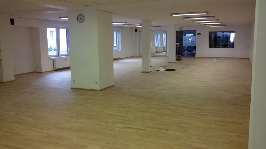 Stark verschmutztes Parkett mehrmals geschliffen und neu geölt – 120 m² Ausführungszeit von Freitagabend bis Sonntagmittag!