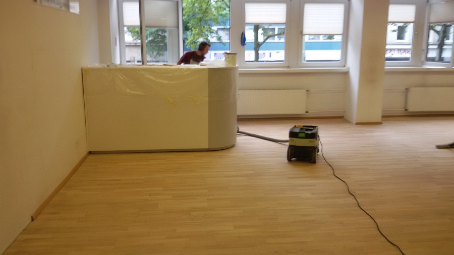 Stark verschmutztes Parkett mehrmals geschliffen und neu geölt – 120 m² Ausführungszeit von Freitagabend bis Sonntagmittag!