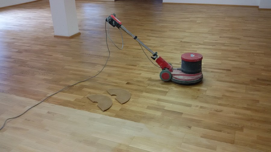 Stark verschmutztes Parkett mehrmals geschliffen und neu geölt – 120 m² Ausführungszeit von Freitagabend bis Sonntagmittag!