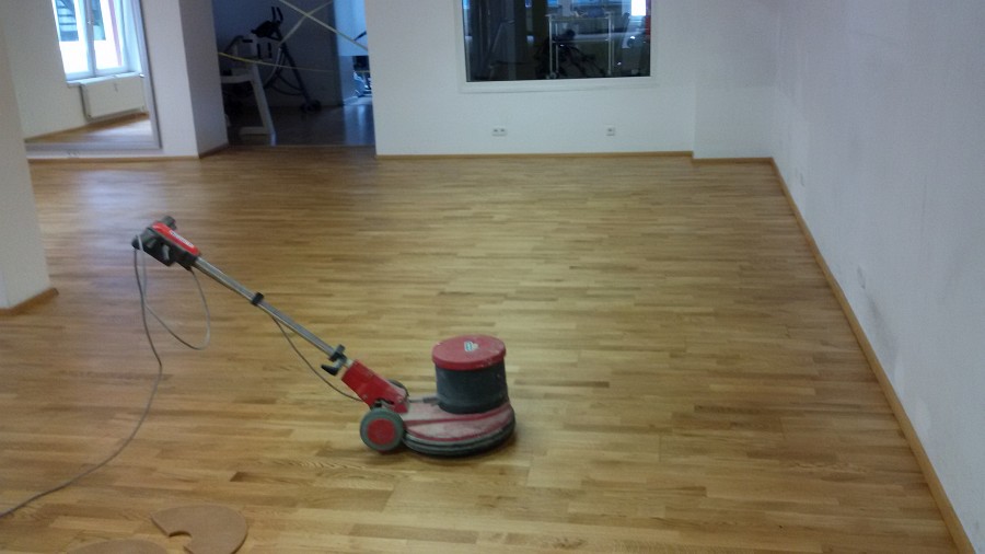 Stark verschmutztes Parkett mehrmals geschliffen und neu geölt – 120 m² Ausführungszeit von Freitagabend bis Sonntagmittag!