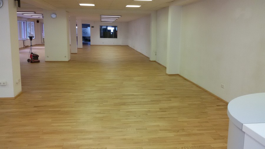 Stark verschmutztes Parkett mehrmals geschliffen und neu geölt – 120 m² Ausführungszeit von Freitagabend bis Sonntagmittag!