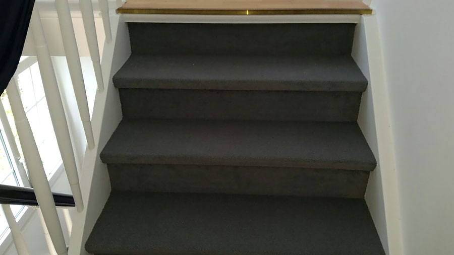Erneuern einer alten Holztreppe mit einem hochwertigen Textilbelag