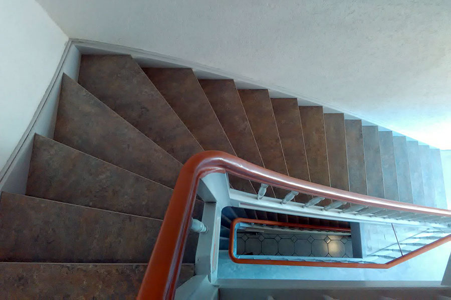 Treppenhausstufen mit Linoleum verschönert
