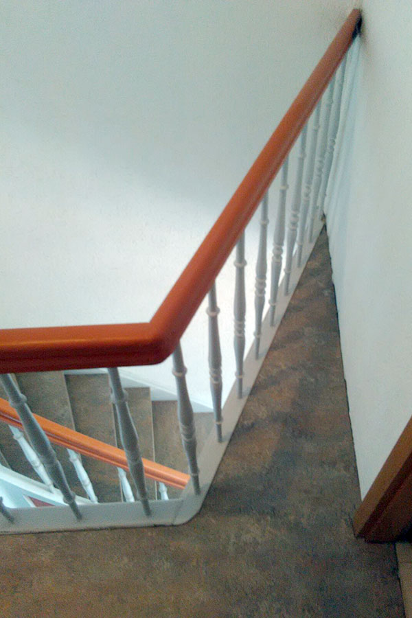 Treppenhausstufen mit Linoleum verschönert
