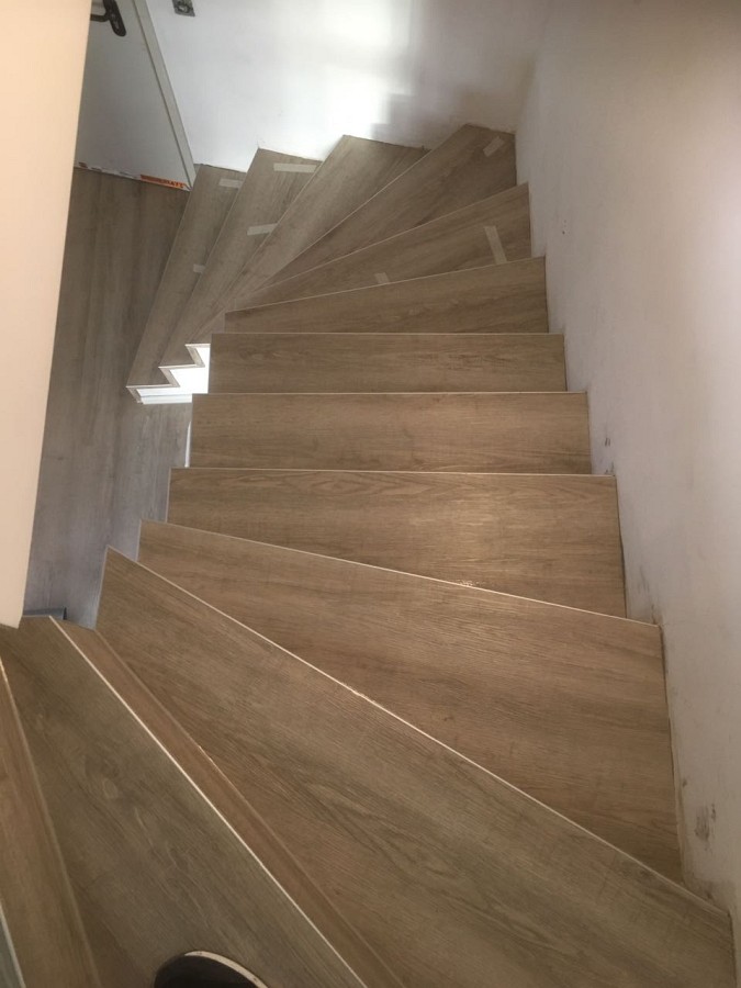 Verkleidung von Betonstufen mit PVC-Designbelag