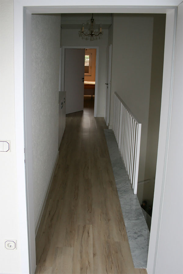 Flur-Renovierung mit strapazierfähigem Vinylboden.