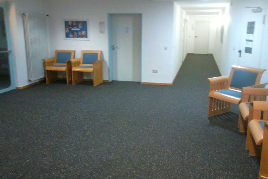 Kliniksauberkeit & Optik: Nadelfilz- und PVC-Sanierung nach Wasserschaden in der Rehaklinik-03