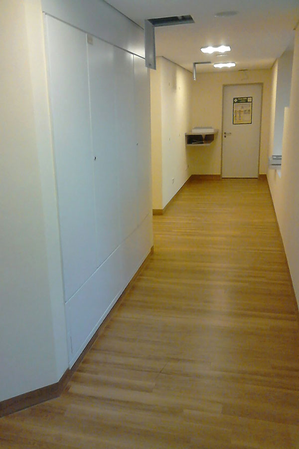 Kliniksauberkeit & Optik: Nadelfilz- und PVC-Sanierung nach Wasserschaden in der Rehaklinik-08