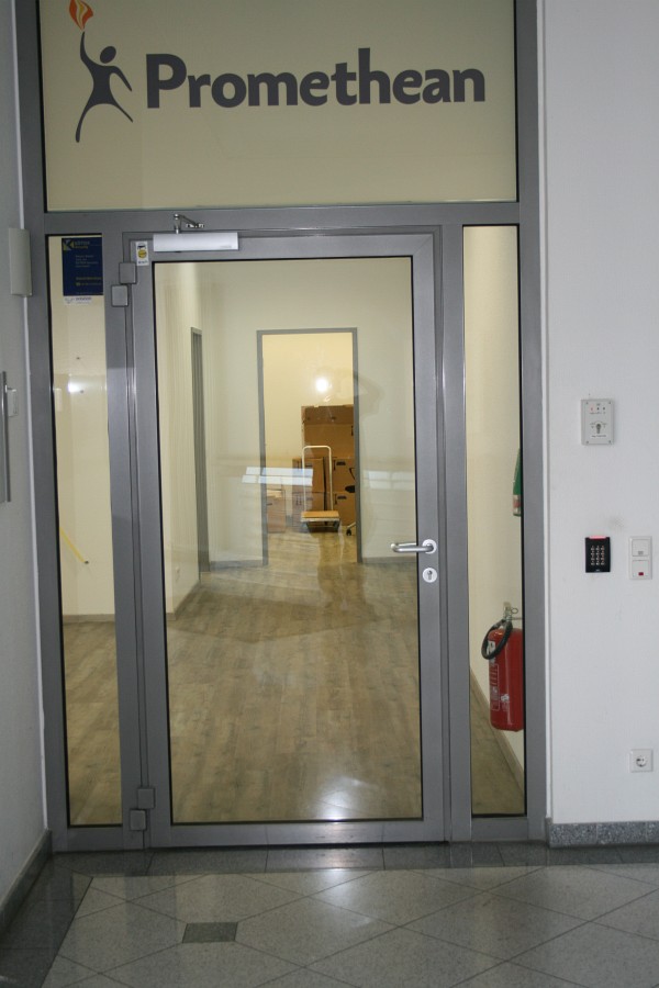 Teppichboden entfernt und neuen Vinyldesignbelag und Fußleisten verlegt Bild-09