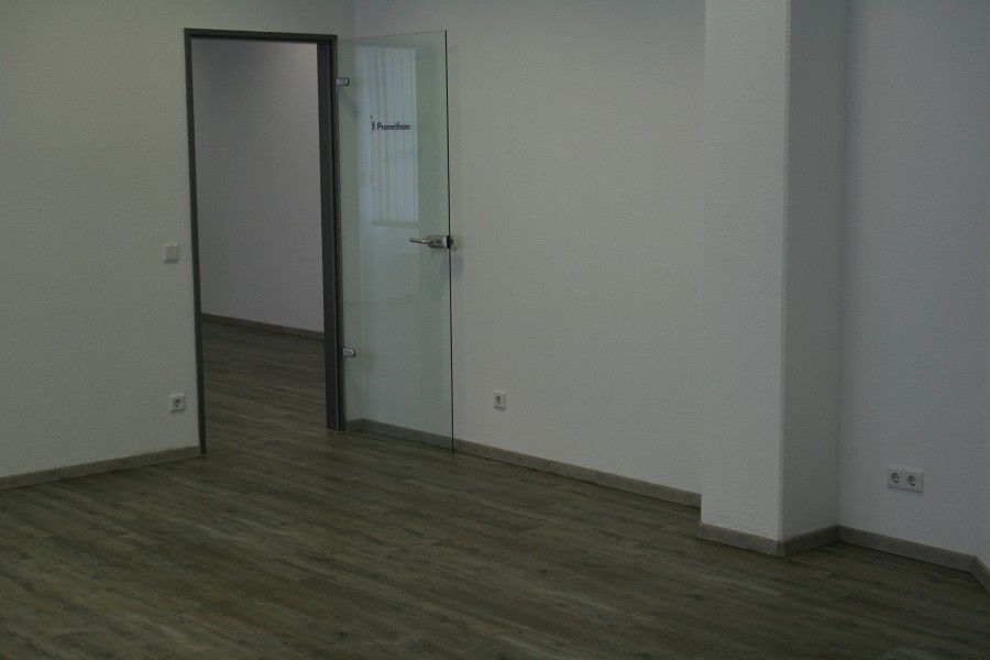 Teppichboden entfernt und neuen Vinyldesignbelag und Fußleisten verlegt Bild-05