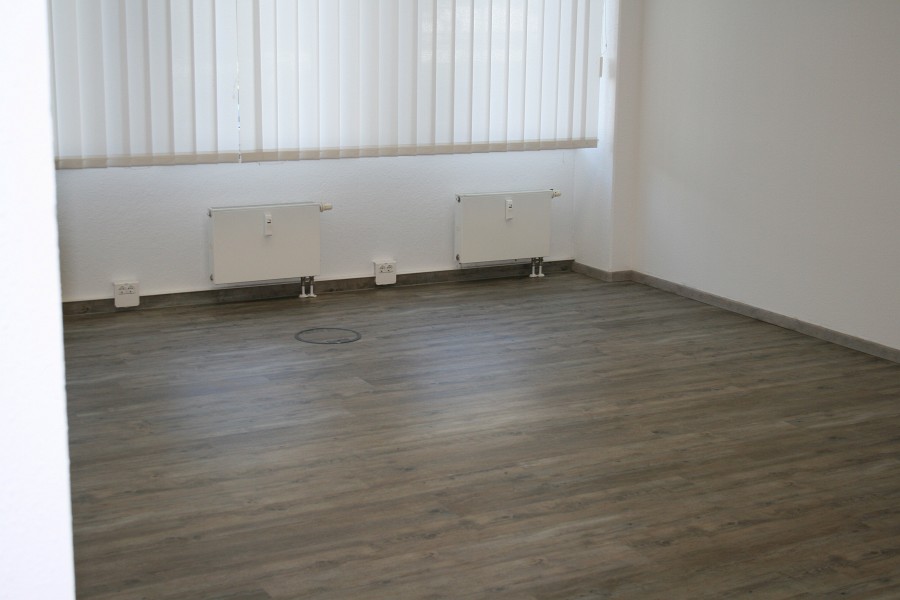 Teppichboden entfernt und neuen Vinyldesignbelag und Fußleisten verlegt Bild-06