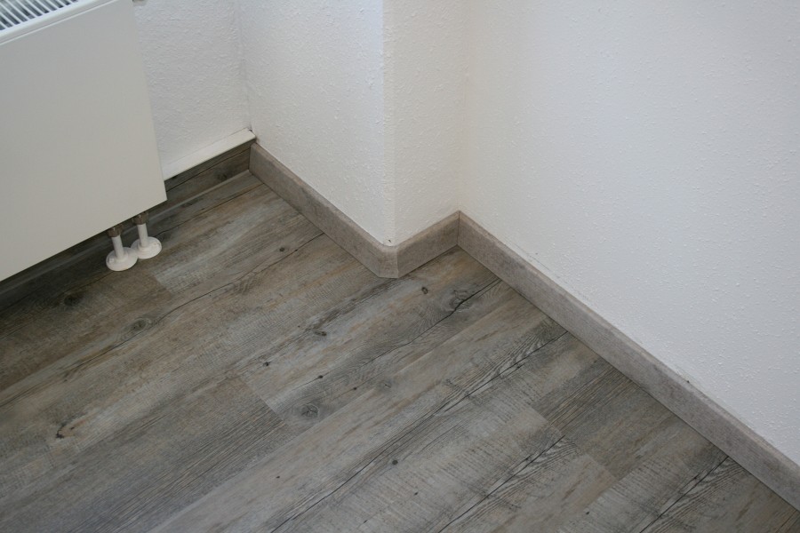 Teppichboden entfernt und neuen Vinyldesignbelag und Fußleisten verlegt Bild-07