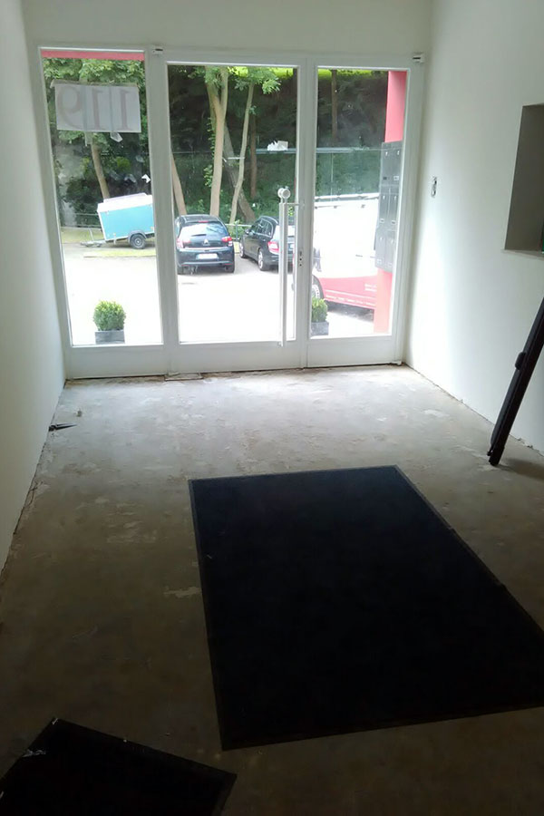 Komplette Wohnraum-Modernisierung: 150m² Designboden in Holzoptik inklusive Dekorfußleisten-bild-03