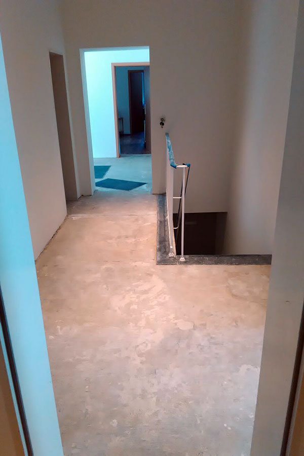 Komplette Wohnraum-Modernisierung: 150m² Designboden in Holzoptik inklusive Dekorfußleisten-bild-04