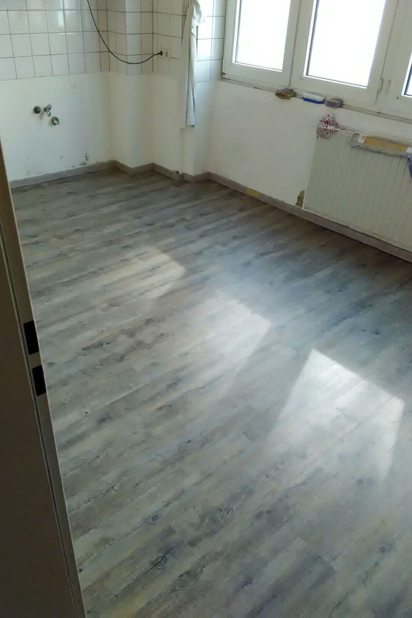 Komplette Wohnraum-Modernisierung: 150m² Designboden in Holzoptik inklusive Dekorfußleisten-bild-14