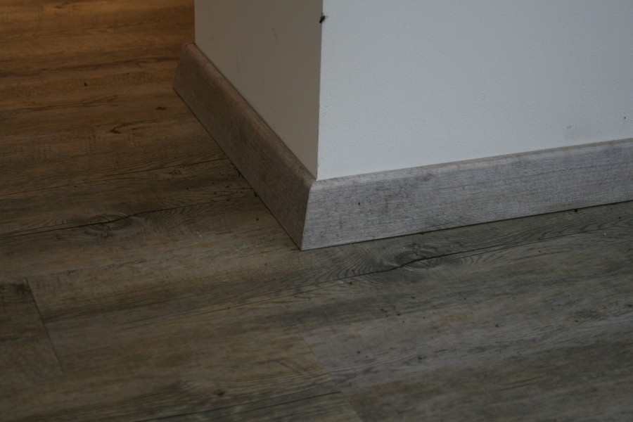 Komplette Wohnraum-Modernisierung: 150m² Designboden in Holzoptik inklusive Dekorfußleisten-bild-15