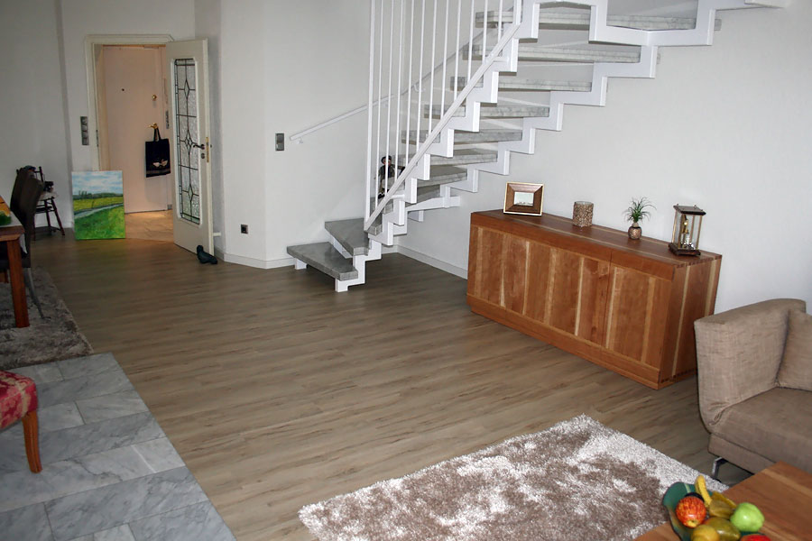 Gestaltung in einer Eigentumswohnung von Wände, Fensterdekorationen und Designbelag in Olivenholzoptik