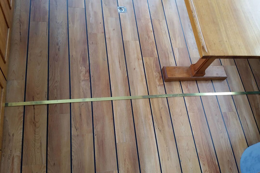 Exklusive Fußbodenerneuerung auf einer Yacht mit PVC-Designbelag und maritimen Akzentstreifen-03