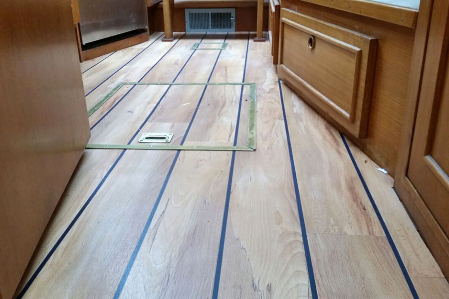 Exklusive Fußbodenerneuerung auf einer Yacht mit PVC-Designbelag und maritimen Akzentstreifen-06
