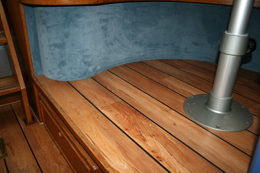 Exklusive Fußbodenerneuerung auf einer Yacht mit PVC-Designbelag und maritimen Akzentstreifen-07