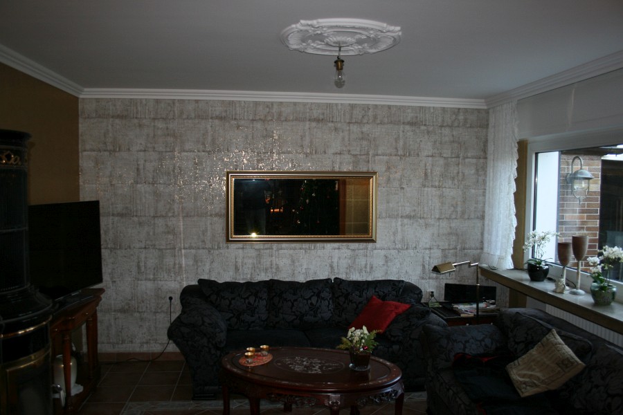 Wohn-, Eßzimmer mit Stuck an der Decke und einer Wandverkleidung aus handverarbeitetem Kork auf Goldlamee und mit goldfarbig bedrucktem Vlies aufgewertet