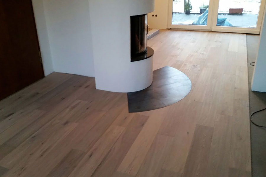 Ganzheitliche Wohnraumrenovierung mit biologischen Kalkputz-Farben und gealterten Holzdielen-03